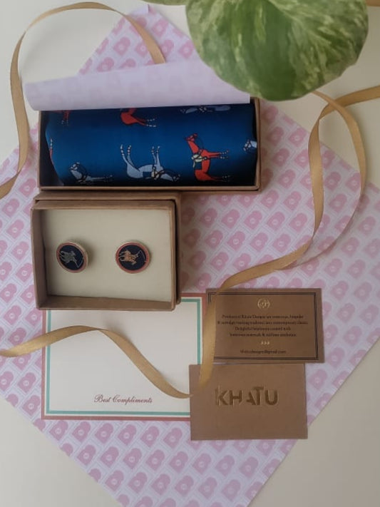 Gift set of cufflinks and pocket square